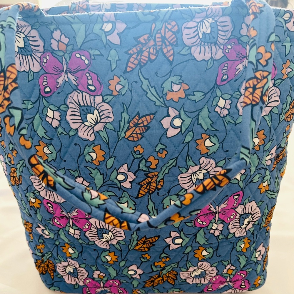 Vera Bradley Essential Grand Tote     New With Tags